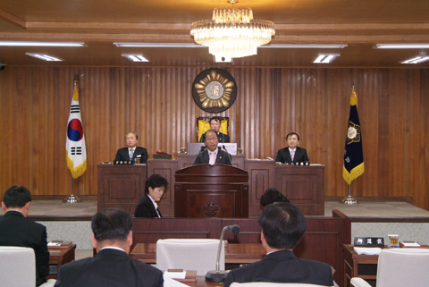 군정질문을 하고 있...