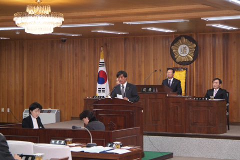 군정질문을 하고 있...