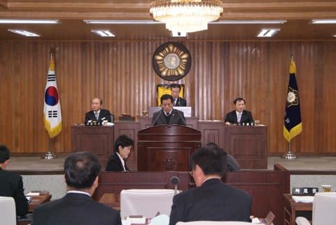 군정질문을 하고 있...