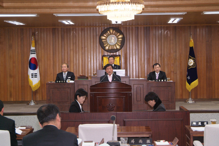군정질문을 하고 있...