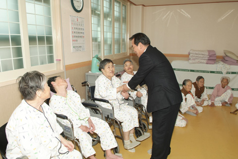 의장님과 함께 설맞이 삼가노인전문요양원 방문0