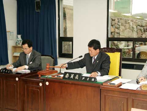 4월27일 산업건설위원장에 당선된 윤재호의원0