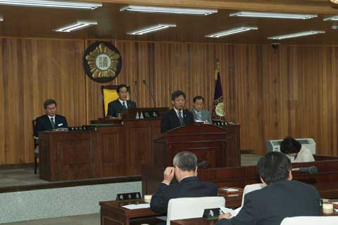 제130회 임시회 제1차 본회의에서 성상경운영위원장 성명서채택안에 대한 심사결과보고서 낭독0