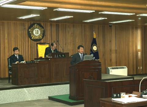 제135회 임시회 제2차 본회의에서 군정질문을 하고 있는 윤재호의원0