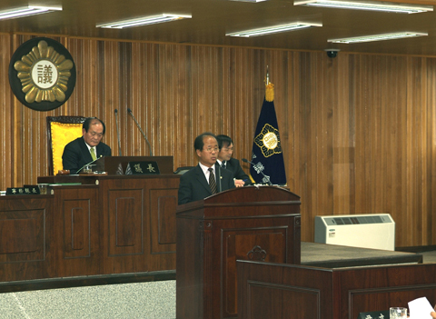 제135회 임시회 제2차 본회의에서 군정질문을 하고 있는 김학구의원0