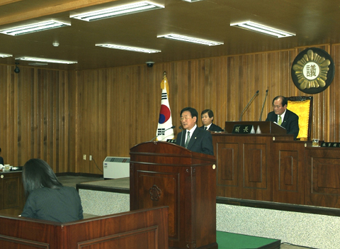 제135회 임시회 제2차 본회의에서 군정질문을 하고 있는 박우근의원0