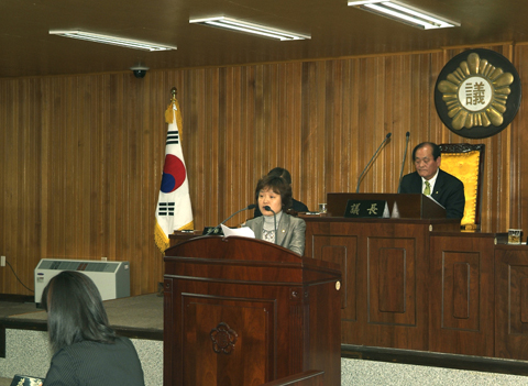 제135회 임시회 제2차 본회의에서 군정질문을 하고 있는 박현주의원0