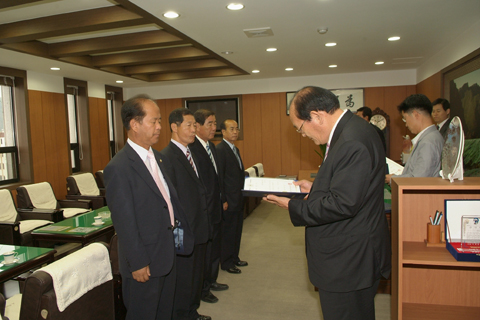 2006년 합천군세입세출결산검사위원으로 선임된 위원들에게 위촉장 수여0