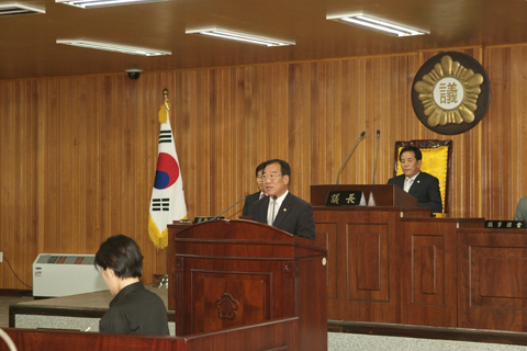 제142회 제1차 정례회 제2차 본회의에서「김천-진주간 철도개설」촉구 건의문을 제안설명하고 있는 조호연 내무위원장0