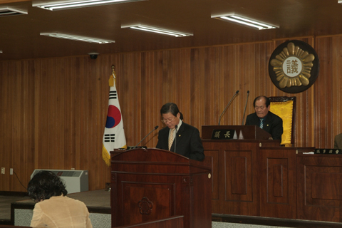 제144회 임시회 제3차 본회의에서 군정질문하고 있는 허홍구의원0