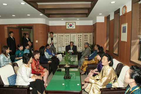 몽골 벚꽃마라톤 선수단 의회 방문0