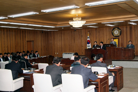 군정질문에 답변하고 있는 심의조군수0