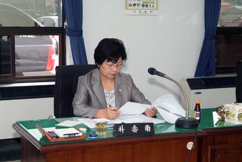 합천군 공유재산 변경분을 심사 중인 박수남의원0