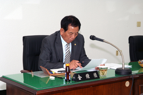 2008년 2회 추경예산을 심사하고 있는 김종덕의원0