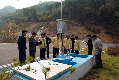 제150회 임시회 회기중 대양면 생활폐기물처리장 현장확인 활동중인 박현주의원0