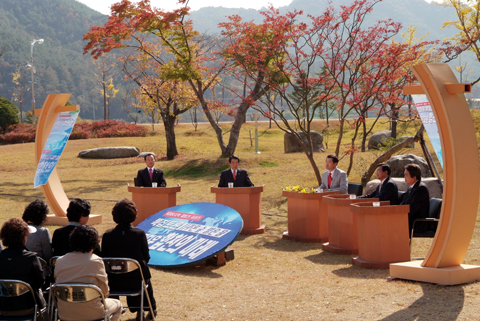 KNN TV토론회에 패널로 참석하여 토론하고 있는 문을주의장0