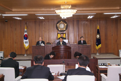 군절질문에 대한 답변을 하고 있는 심의조군수0