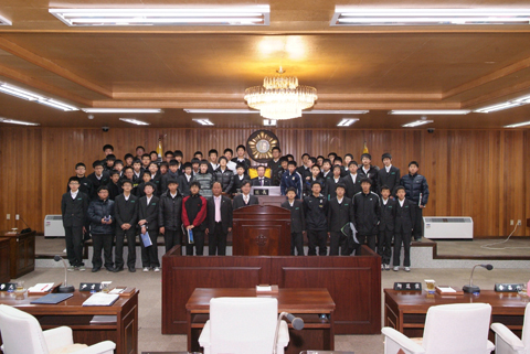 의회 회의를 방청하러 온 합천중학교 학생들과 기념촬영0