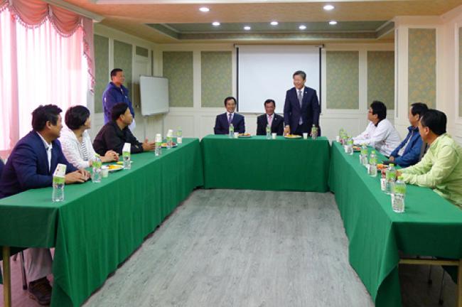 화성시의회 의원 해인사호텔 연수 인사1