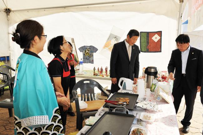 제29회 대야문화제 행사장 내 전시장 관람 격려0