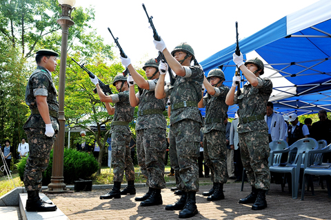 현충일 기념식 현충탑 참배1
