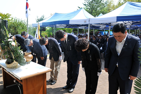 현충일 기념식 현충탑 참배2