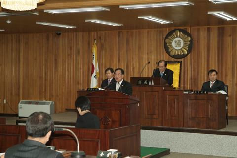 내무위원회 의안심사 결과보고를 하고 있는 조호연내무위원장0