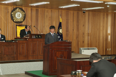 \"합천읍 재래시장 활성화를 위한 제안\"의 내용으로 3분 자유발언을 하고 있는 이창균의원0