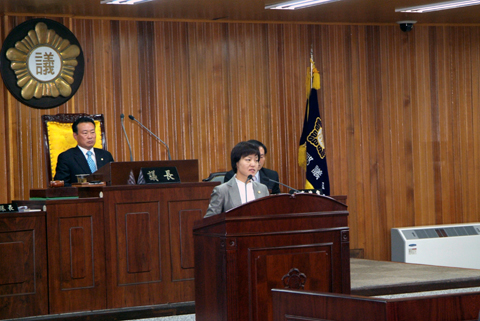 제150회 임시회 제3차 본회의에서 "차별화된 재래시장 활성화방안"을 제안하며 5분 자유발언을 하고 있는 박현주의원0