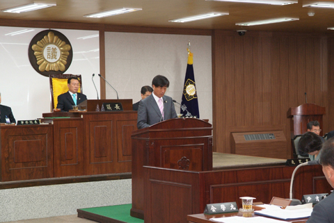 의안심사결과보고 중인 이창균 산업건설위원장0