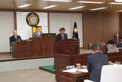 복지행정위원회 의안심사 결과보고를 하고 있는 윤재호위원장0