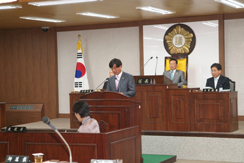 제155회 임시회 2차 본회의 5분 자유발언을 하고 있는 이창균 산업건설위원장0