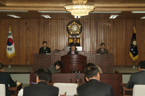 제144회 임시회 제3차 본회의에서 군정질문을 하고 있는 박현주의원