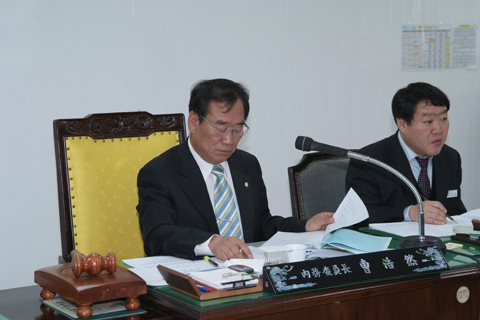 제145회 제2차 정례회 제2차 내무위원회를 진행하고 있는 조호연 내무위원장