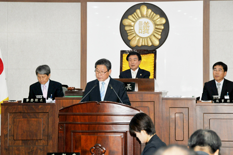 복지행정위원회 심사결과보고를 하고 있는 허홍구의원