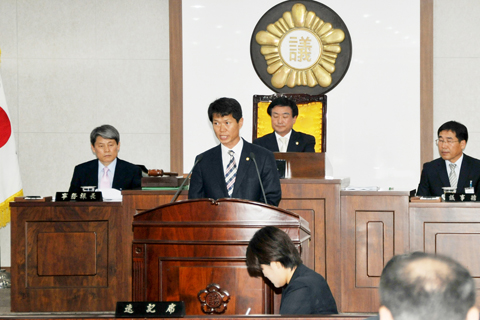 예산결산특별위원회 심사결과보고를 하고 있는 정종석의원